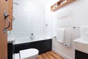 Ensemble douche/baignoire, sèche-cheveux, serviettes fournies