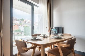 Decoración personalizada, muebles diferentes y escritorio 