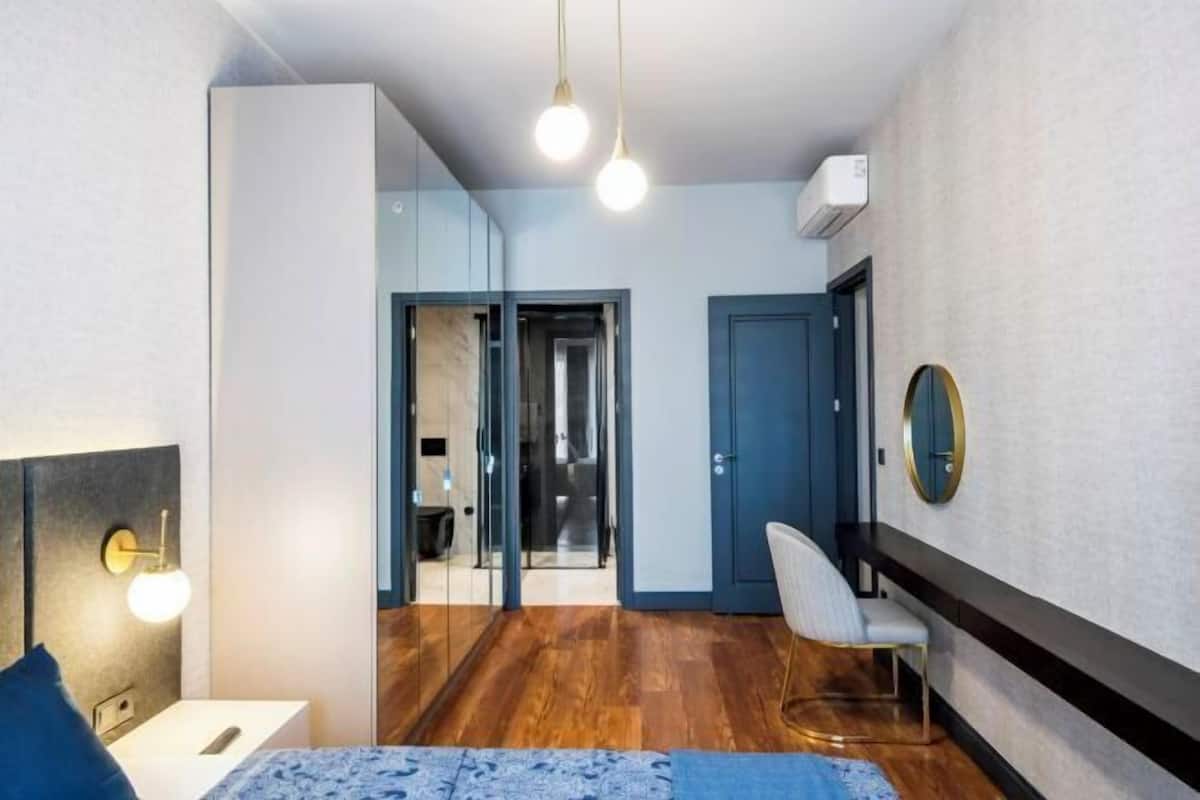 2 bedrooms, individually decorated, individually furnished, desk