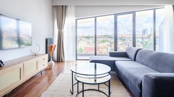 Toetasjesleilighet – design, 2 soverom | Oppholdsområde | En 100-centimeters LCD-TV med Parabol-TV samt TV