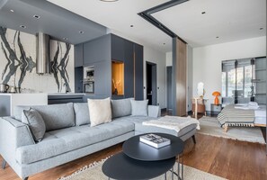 Deluxe Studio