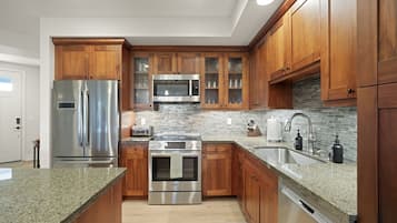 Appart'hôtel, 3 chambres | Cuisine privée | Réfrigérateur, four, cafetière/bouilloire, grille-pain