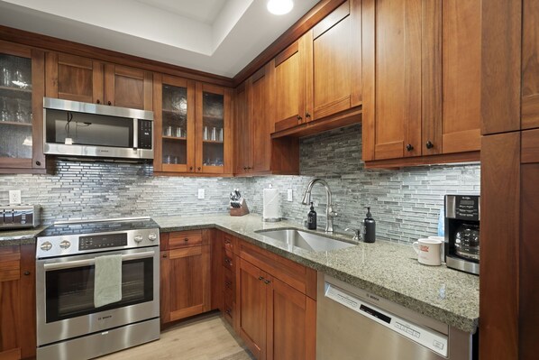 Condo, 3 Bedrooms | Private kitchen | Fridge, oven, coffee/tea maker, toaster