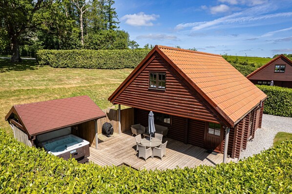 Outdoor dining - Curlew Lodge - sleeps 4 | Hot Tub, Dog Friendly | 4* Gold Award (Pickering)