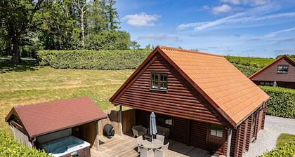 Curlew Lodge - sleeps 4 | Hot Tub, Dog Friendly | 4* Gold Award