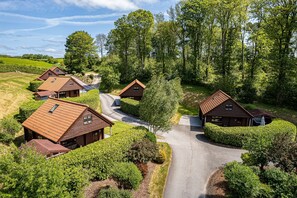 Exterior - Curlew Lodge - sleeps 4 | Hot Tub, Dog Friendly | 4* Gold Award (Pickering)