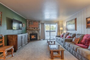 Smart-TV, peis og bøker