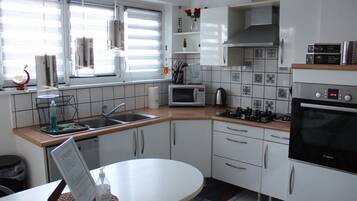 Réfrigérateur, micro-ondes, four, plaque de cuisson