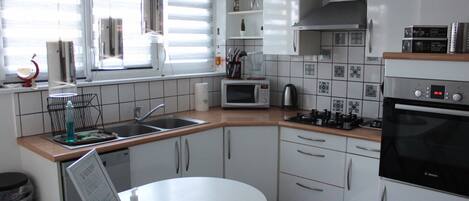 Kühlschrank, Mikrowelle, Ofen, Herdplatte