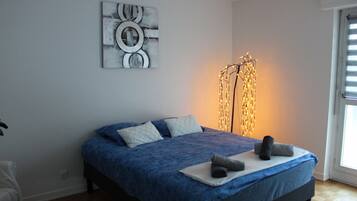 2 chambres, bureau, chambres insonorisées, fer et planche à repasser