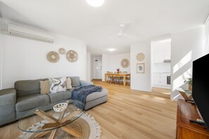 TV, DVD player - Sundial 202 - Two bedroom unit close to town with air-conditioner (PORT MACQUARIE)