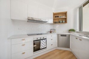 Réfrigérateur, four à micro-ondes, un four, surface de cuisson