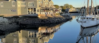 Historic Kennebunkport home only 0.3 miles to Dock Square