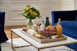 Daily to-go breakfast (EUR 15 per person)