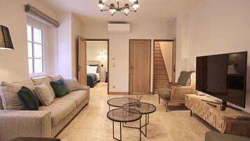 Suite des Ecuries | Área de sala de estar | Smart TV de 40 pulgadas con canales digitales y televisión