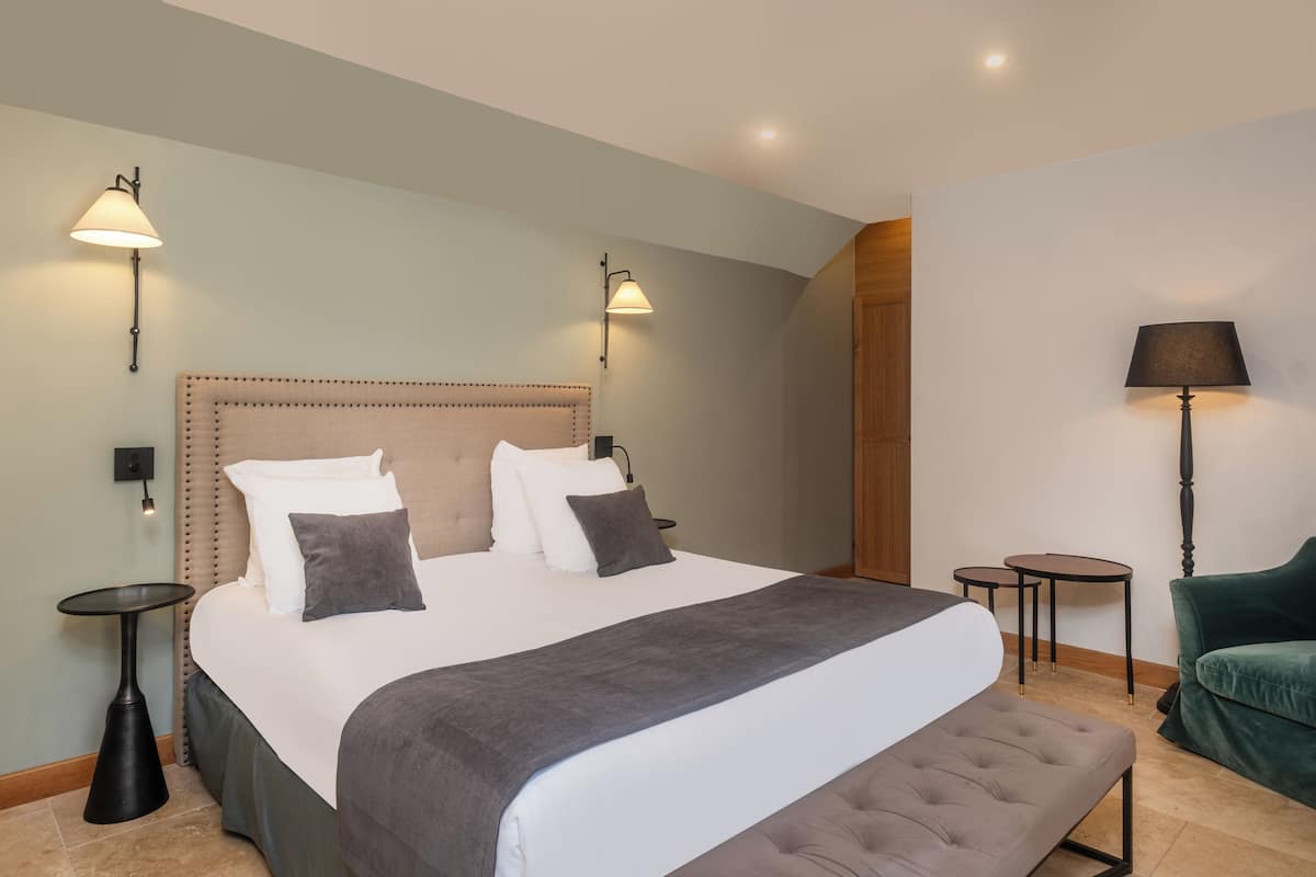 Suite des Ecuries | 1 habitación, minibar, decoración personalizada y muebles diferentes