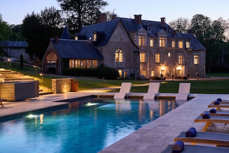 Fachada del alojamiento - Noche. Domaine de La Commanderie de Ballan