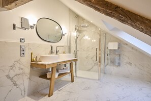 Le Gite | Bathroom | Free toiletries, hair dryer, slippers, towels - Domaine de La Commanderie de Ballan (Ballan-Mire)