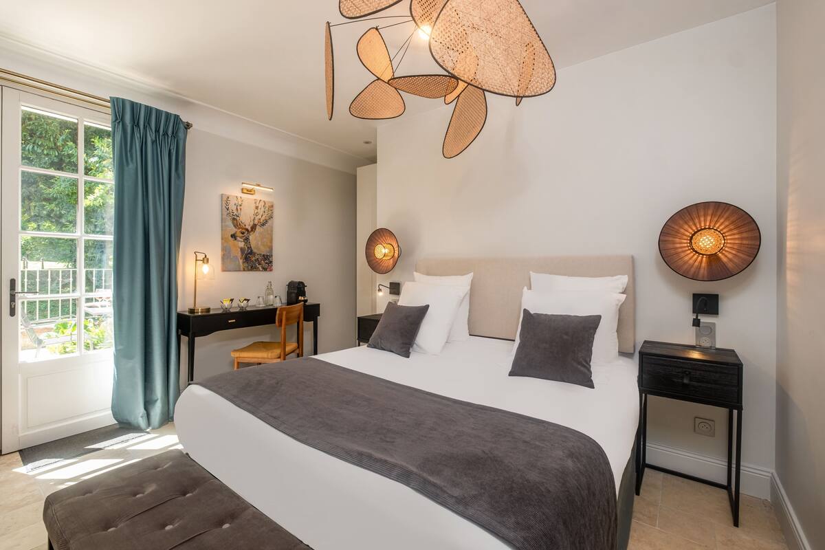 Ein modernes Schlafzimmer mit einem großen Bett, einem Schreibtisch und einem Stuhl.