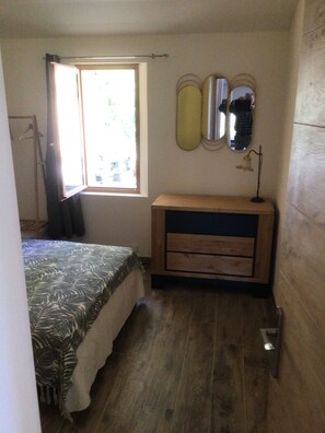 2 habitaciones, tabla de planchar con plancha y cuna de viaje 