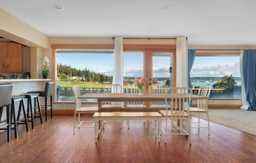 Perch - Balda Getaway: Spacious family friendly rambler with harbor view