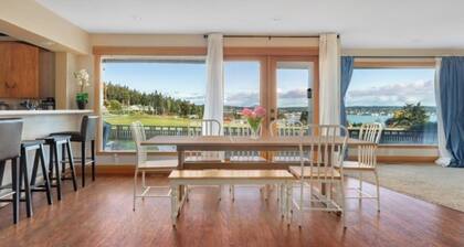 Perch - Balda Getaway: Spacious family friendly rambler with harbor view