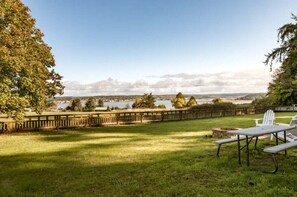 Outdoor dining - Perch - Balda Getaway: Spacious family friendly rambler with harbor view (Oak Harbor)