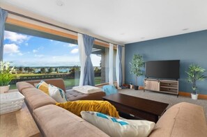 Smart TV, fireplace - Perch - Balda Getaway: Spacious family friendly rambler with harbor view (Oak Harbor)