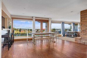 Dining - Perch - Balda Getaway: Spacious family friendly rambler with harbor view (Oak Harbor)