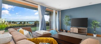 Perch - Balda Getaway: Spacious family friendly rambler with harbor view