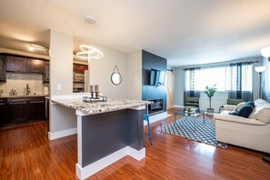 TV, fireplace, offices - Downtown Atlanta City View Condo (Atlanta)