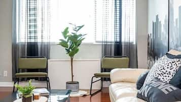 Televisie, een open haard en een kantoor