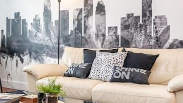 Televisie, een open haard en een kantoor