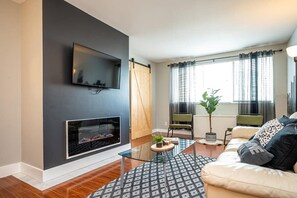 TV, fireplace, offices - Downtown Atlanta City View Condo (Atlanta)