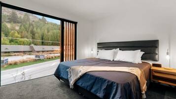 2 bedrooms, desk, iron/ironing board, WiFi