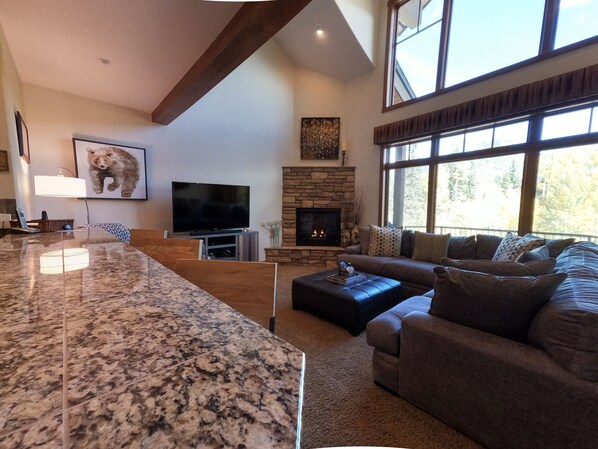 Smart-TV, Kamin, DVD-Player, Tischtennisplatte