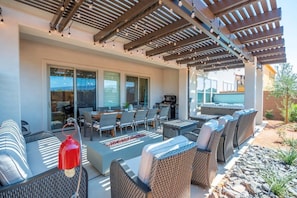 Outdoor dining - Arcadia 47 | FAMILY FUN * Arcades * Games * PRIVATE HOT TUB (Santa Clara)