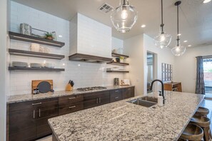 冷蔵庫、電子レンジ、オーブン、コンロ