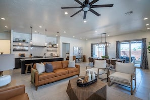 Fireplace, video games, table football - Arcadia 47 | FAMILY FUN * Arcades * Games * PRIVATE HOT TUB (Santa Clara)