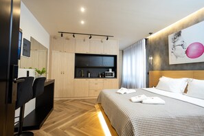 Premium bedding, down comforters, pillowtop beds, in-room safe - Triple A - Kolokotroni 62 (Athens)