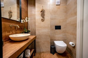 Douche, douche à « effet pluie », articles de toilette gratuits