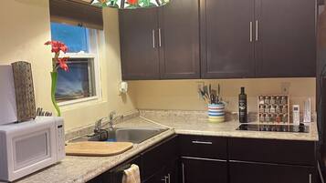 Réfrigérateur, micro-ondes, plaque de cuisson, cafetiÚre/bouilloire