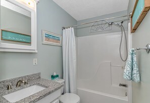 Bañera con ducha, toallas