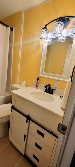 Combined shower/tub, towels, soap, shampoo
