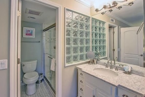 Shower, hair dryer, towels - Stylish Villa w/ Pool & Beach Access, Hilton Head (Hilton Head Island)