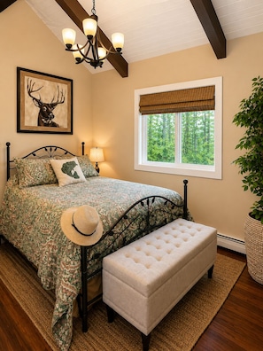 4 bedrooms, iron/ironing board, free WiFi, bed sheets - Pond-Side Chalet • Private Beach • Canoe & Kayak (Madison)