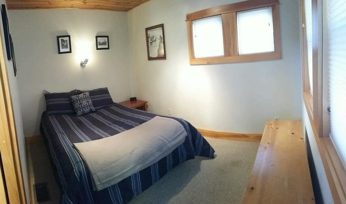 1 slaapkamer, een strijkplank/strijkijzer, gratis wifi, beddengoed