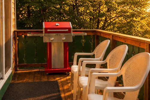 Chalet • Jacuzzi Tub • Nordic Village Pools • Sleeps 7 • Near Storyland & Skiing