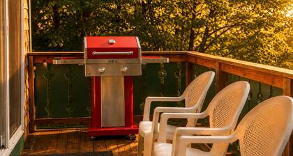 Chalet • Jacuzzi Tub • Nordic Village Pools • Sleeps 7 • Near Storyland & Skiing