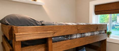 3 bedrooms, iron/ironing board, WiFi (free), bed sheets